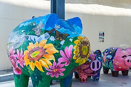 坑口彩繪村不適合快速的瀏覽拍照走人，而是要用慢活的態度，來體驗這邊的一草一木以及令人眼花撩亂的彩繪。以這三隻小豬為例，雖與洪易這種頂天藝術家的創作相提並論，但卻有自己獨特討喜的風格。