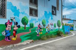 迪士尼的卡通人物也在坑口彩繪村出現。