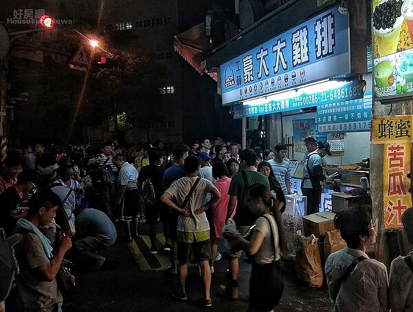 士林夜市排隊店家。(好房網News記者 陳韋帆/攝影)