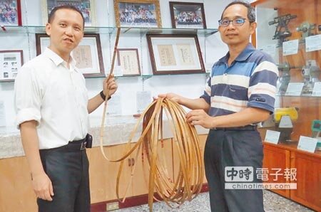 田中地政50周年特展，主任何明修（左）展示光復初期地政單位是以竹製捲尺作為測量工具。（鐘武達攝）