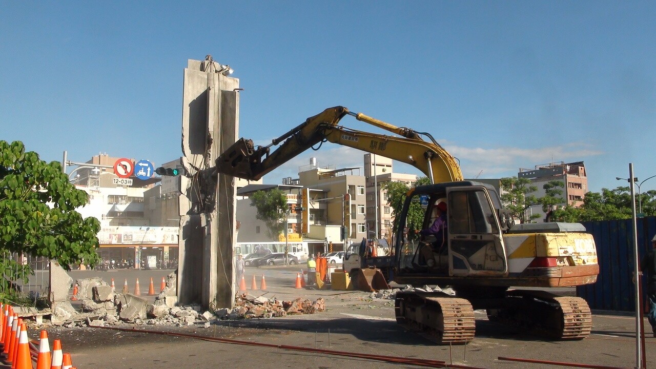 高雄市政府今天上午封閉果菜市場北側道路，引起攤商不滿。 記者謝梅芬／攝影