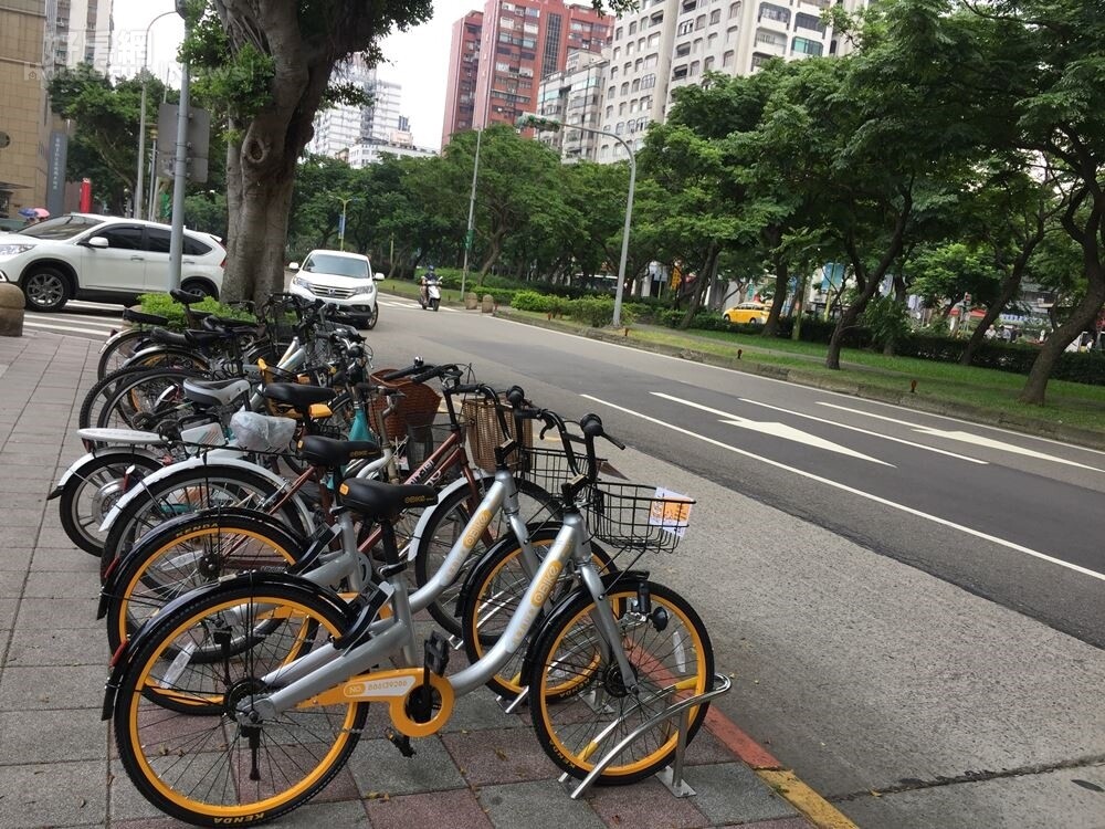 無站式租賃自行車oBike在新北市營運後，衍生出占用機車、自行車停車格及環境髒亂等問題。(好房News林美欣攝影)