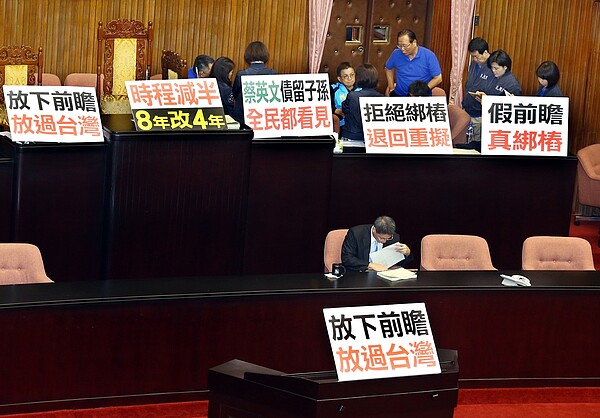 立法院臨時會昨天由立法院長蘇嘉全在議場三樓主持朝野協商直到深夜,昨下午並開始針對前瞻條例的十一條條文逐一討論,但國民黨立委始終占據著主席台,昨夜並繼續夜宿議場。 記者曾學仁/攝影