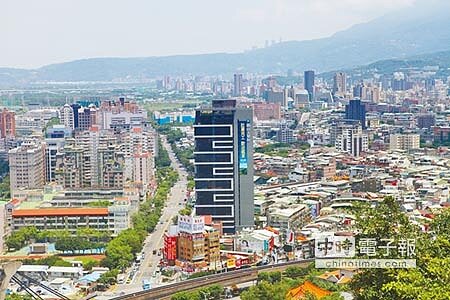 台北市議會昨三讀通過建商3年囤房稅降為1.5%,議員要求未來當房市景氣轉好也能適時調整。(張立勳攝)