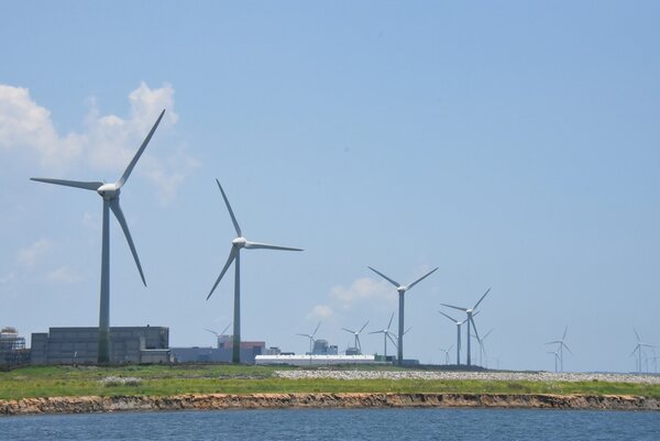 彰化縣政府積極招商，和台電談妥合作發展風力發電等綠能產業。 記者簡慧珍／攝影