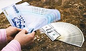 台幣7月可能走貶