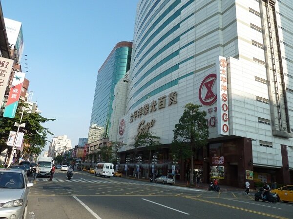 高雄市的「地王」坐落於三多商圈,店面價值驚人。(圖/資料照片)