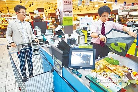 民眾在家樂福台北市各分店消費,付49元買一個押金購物袋,30天內可帶著購買發票至任一分店退袋拿回押金。(張立勳攝)
