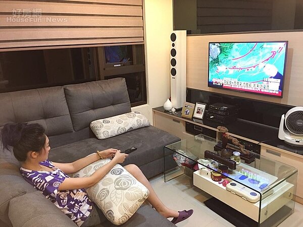 2.	張文綺在新莊買下21坪小窩，白色牆面搭配木頭紋家具，走的是淡雅的日式裝潢風。
