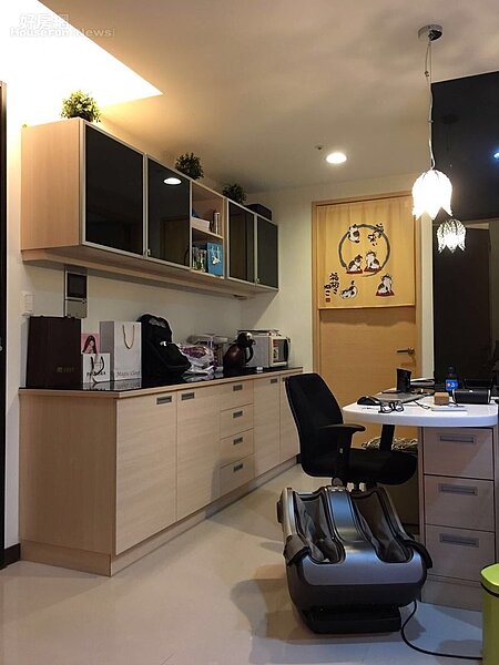 4.	花朵燈飾以及櫥櫃上的綠色植栽，都替家中增添不少大自然氣息。
