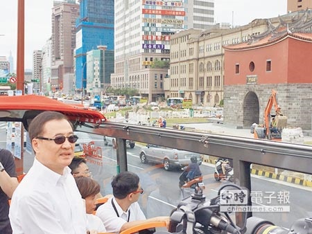 台北市副市長陳景峻昨天搭乘觀光巴士，視察優化市容景觀專案階段成果。（黃意涵攝）