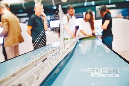 2020年將落成的淡江大橋模型,民眾可戴VR提前體驗美景。(姚志平攝)