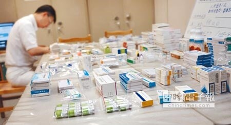 何姓男子7日攜帶大批未申報藥品入境遭查獲，數量之多讓海關人員數到手軟。（范揚光攝）