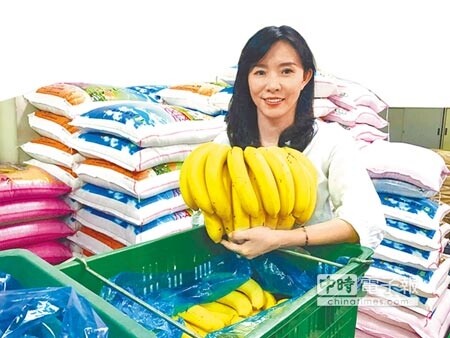 拯救香蕉價格，嘉義縣竹崎農會向農民收購500斤香蕉，總幹事林孟怡邀大家8日來農會吃香蕉。（高錦如攝）