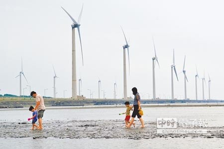 日前彰化外海離岸風場已啟動環評,業者抱怨,無法掌握環保署排審時程,只能慢慢等。圖為台中高美溼地旁的風力發電機組。(本報資料照片)