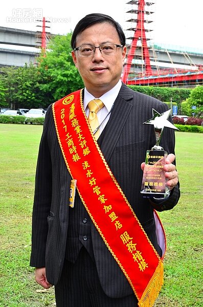 永慶不動產淡水好管家加盟店店長劉純潔代表領獎。好房網News記者鍾釗榛/攝影