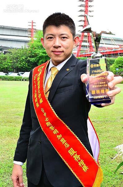 永慶不動產台中七期黎明加盟店店經理陳瑋洵代表領獎。好房網News記者鍾釗榛/攝影
