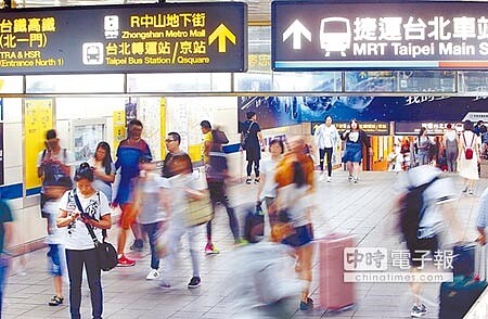 
台北車站結合台鐵、高鐵、台北捷運、機場捷運，還連結台北轉運站，光是頭頂上的指標就高達487面，旅客很容易迷失方向，遭民眾戲稱為「台灣最大的地下迷宮」。（陳怡誠攝）
 