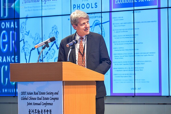 耶魯大學教授,同時也是諾貝爾經濟學獎得主Prof. Robert J. Shiller於台中舉辦的亞洲不動產年會進行專題演講。(好房網News記者張聖奕/攝影)