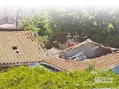 法華寺屋瓦陷落　古蹟變危樓