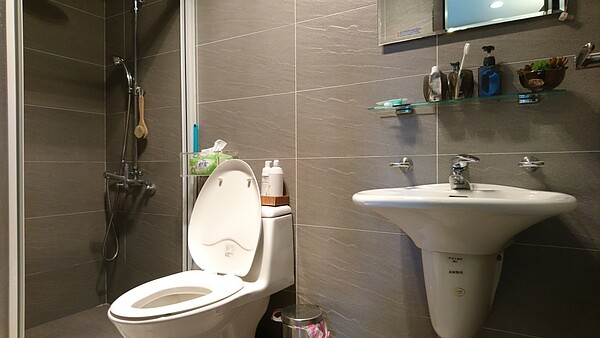 衛浴空間採乾溼分離，清爽潔淨。