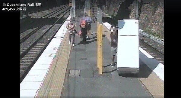 澳洲一名男子為了省錢出奇招，把冰箱跟沙發等大型家具直接搬上火車。圖／Queensland Rail