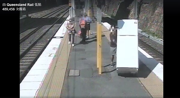澳洲一名男子為了省錢出奇招,把冰箱跟沙發等大型家具直接搬上火車。圖/Queensland Rail