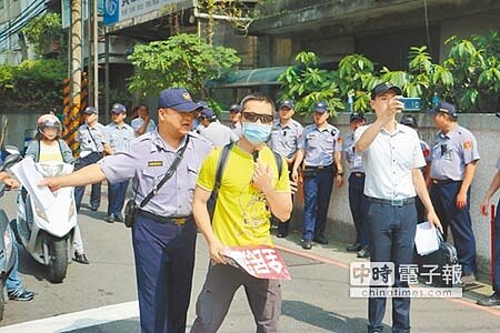 圖為蔡英文總統日前到新北市新店區的國軍營區視察,反年金改革民眾前往抗議,被警方勸離場景。(孟祥傑攝)