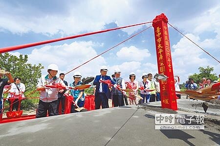 太平產業園區動土，立法院副院長蔡其昌（前排左三起）、台中市長林佳龍與立委何欣純等人上香祈求工程順利。（馮惠宜攝） 