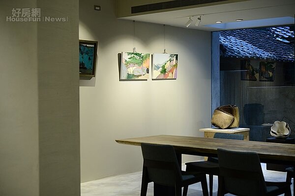 6. 畫廊一角有可休憩的長桌。