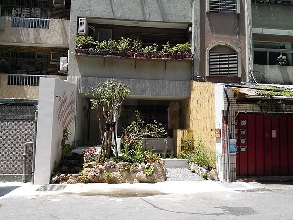 2. 看屋半年多,終於在台北市中正區買下杭州南路現址開設畫廊。