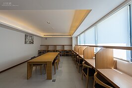 甚至還有K書中心。只是門外就是兒童遊戲區，可能會影響到專注度。