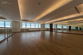 可以練舞、練瑜伽、做皮拉提斯的舞蹈教室。