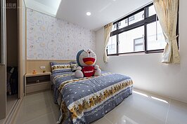 小孩房也很簡單，採光十分充足。