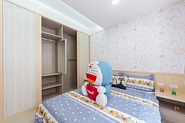 小孩房另外一個角度，可以看到衣櫥是現場木作，整體胃納量還不小。