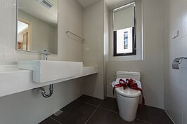 主臥房浴室一景。