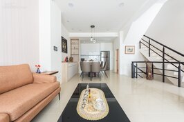 6X6呎的高強度淺米色地磚，將整個客廳襯托出高雅舒適的氛圍。右邊樓梯往下是到車庫。