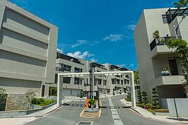 以台北而言，最有名的別墅區莫過於大台北華城一帶，但是價格十分不親民。相對於較遠的基隆別墅而言，一坪20萬左右，其實也可以住的很舒適，只不過交通與生活圈設施要多加考量。