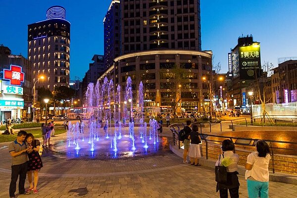 建成圓環,燈光水舞秀 聚集人氣(柯文哲臉書)