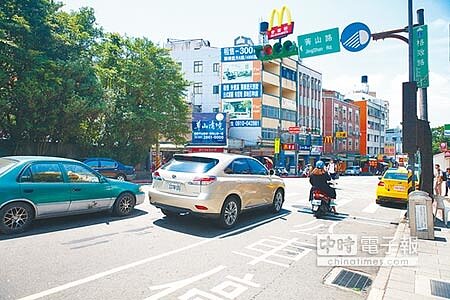 台北市仰德大道日前發生重大車禍,警方即日起在格致路、菁山路口增設崗哨攔檢,管制6.5噸以上車輛。(張立勳攝)