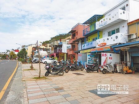 今年暑假南台灣旅遊人數驟減，飯店、民宿空房多，屏東墾丁街上更顯得冷清。（本報資料照片） 