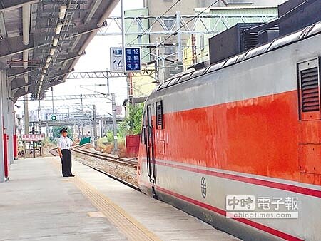 台鐵桃園鶯歌段北上號誌23日故障,綠燈改為人工舉綠旗,顯示可以通行。(蔡依珍攝)