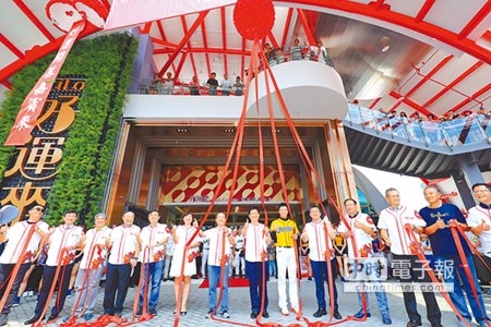 台中洲際棒球文創園區啟用，台中市長林佳龍（左八）揭幕，期許讓棒球成為新生活型態。（林欣儀攝）