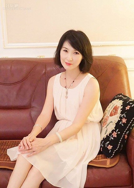 1. 美如古書中走出的學者作家朱嘉雯,精通紅樓夢等古典小說。