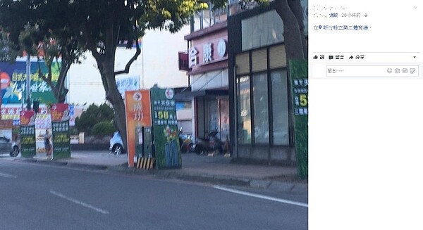 新竹縣竹北市自強南路上,道路兩旁全擺滿建案廣告(圖/翻攝自臉書新竹爆料公社)