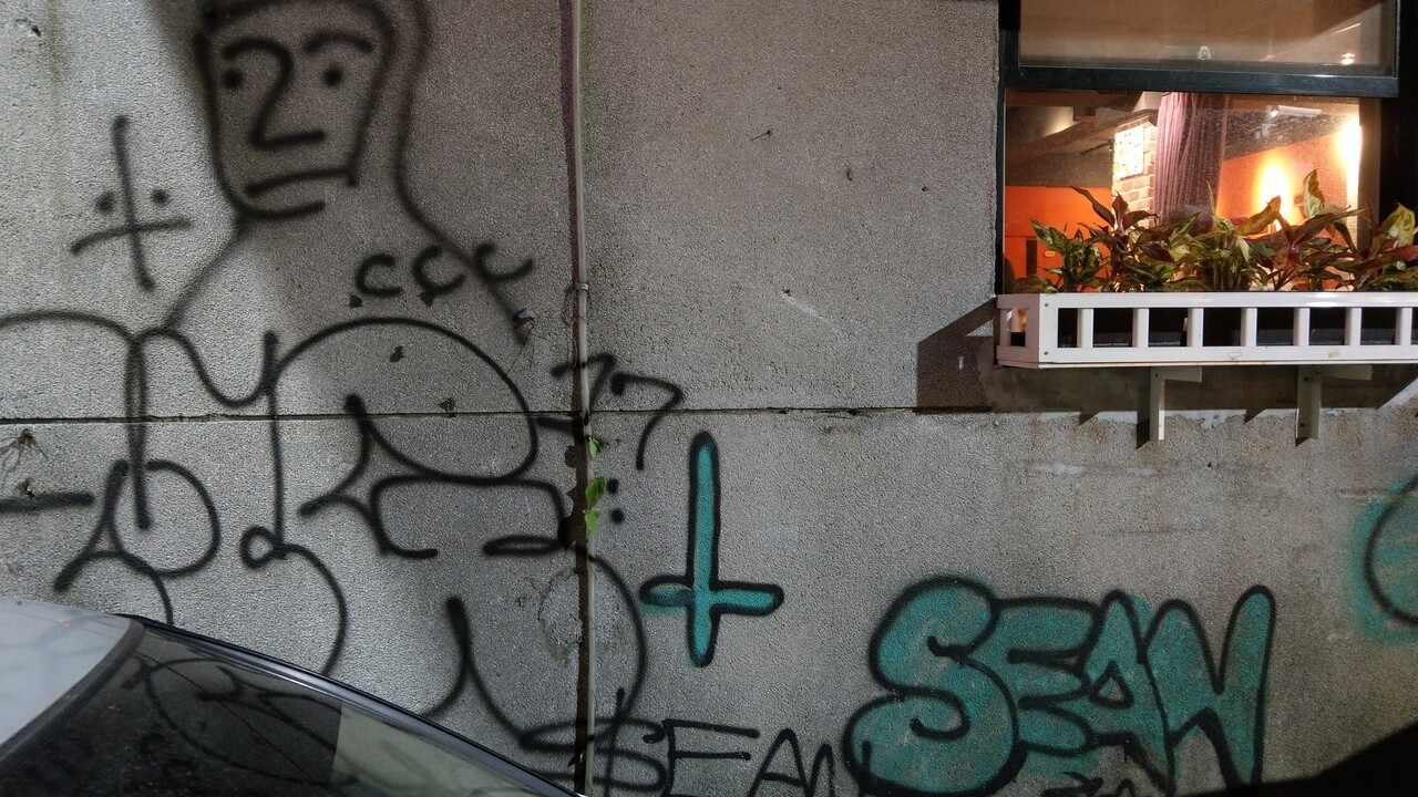 台北市忠孝東路4段181巷內常遭塗鴉，居民見怪不怪，但許多塗鴉毫無美感。 記者楊正海／攝影