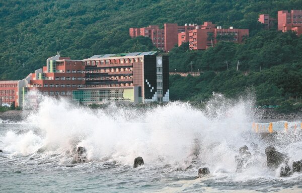 高雄西子灣昨天傍晚已經開始出現湧浪。 記者劉學聖／攝影