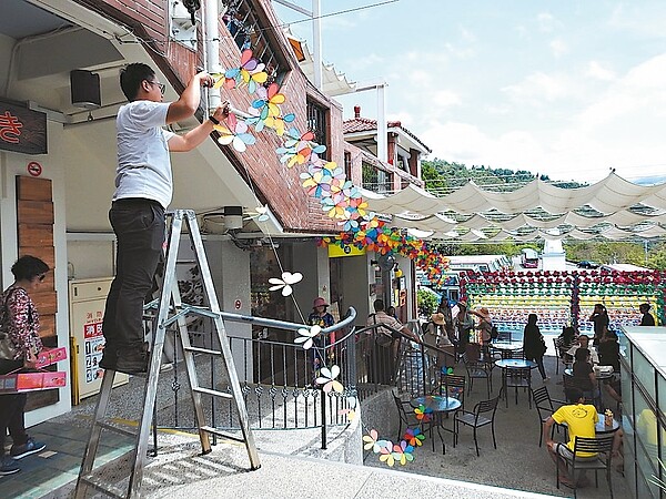 清境小瑞士花園、清境商場和遊客中心等區域昨加派人手收風車防颱。 記者賴香珊/攝影