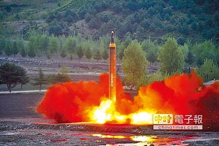 北韓28日深夜又發射了一枚飛彈,飛行時間長達45分鐘,極可能是一枚洲際彈道飛彈。圖為北韓試射長程飛彈。(朝中社資料照片)