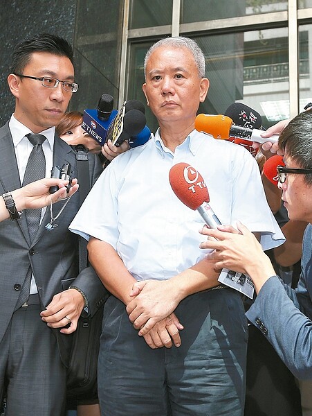 味全前董事長魏應充(右)因混油案被判刑兩年,昨天在律師陪同下向北檢執行科報到發監執行。 記者余承翰/攝影